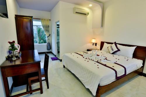 Halona Hotel