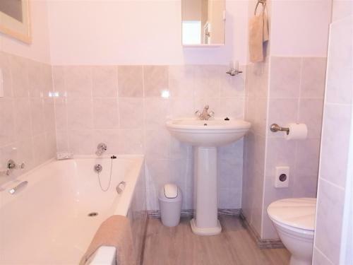Hostal Amzee Bokmakierie Guest House