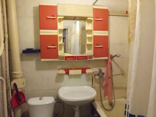 Apartment On Biryukova 10