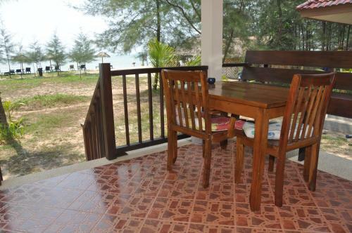 Pranee Beach Bungalows