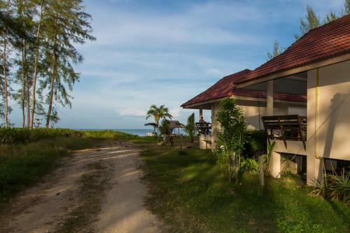 Pranee Beach Bungalows