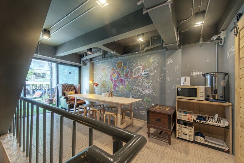 Sloth Hostel Don Mueang