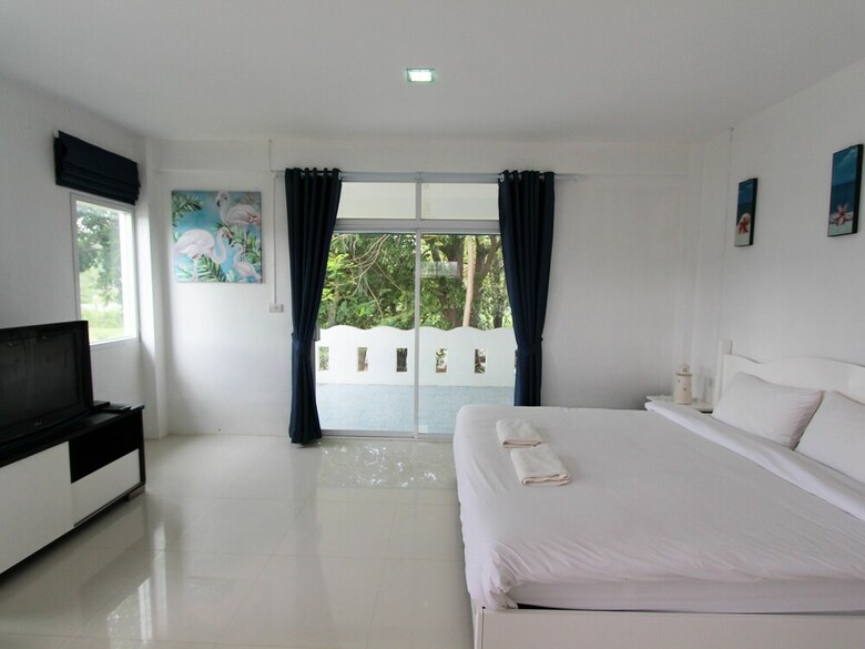 Hotel Issara Beach Resort