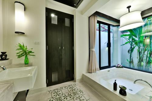 Hotel Bhu Nga Thani Resort & Spa