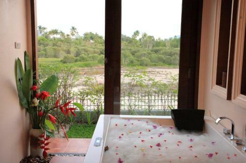 Hotel Kanok Buri Resort And Spa