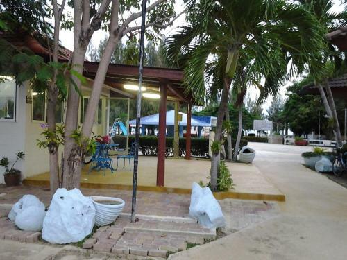 Hotel Cha-am Royal Beach