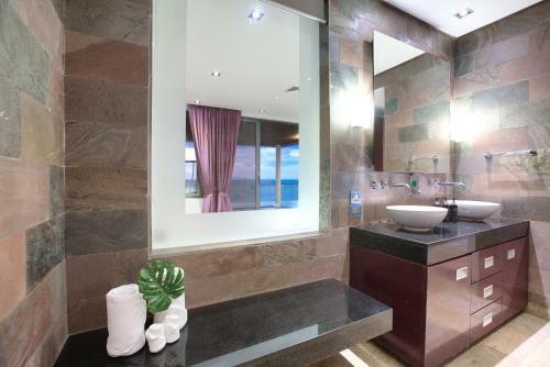 Villa U - Beachfront Haven