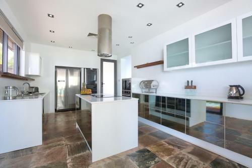 Villa U - Beachfront Haven