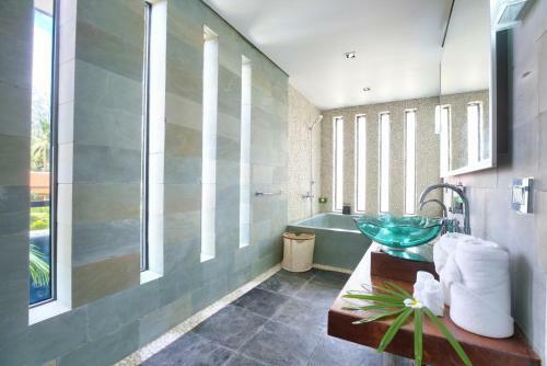 Villa U - Beachfront Haven
