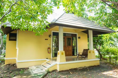 Hotel Baan Talay See Cream Resort