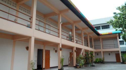 Hostal Puangchompoo Place