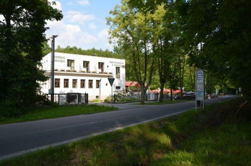 Hostal Restaurace A Penzion Zd?n� Bouda