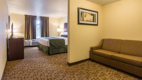 Cobblestone Hotel & Suites - Greenville