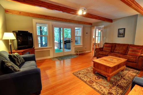 Rockin Rhody Retreat Five-bedroom Chalet