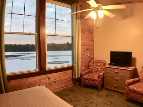 Lodge Hanging Horn Lakeside Resort