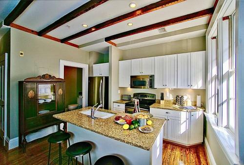 Bed & Breakfast Comfy Carriage House Steps From The River