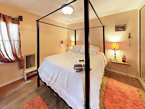 Charming Lake Balboa Home Home