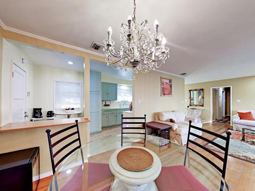 Charming Lake Balboa Home Home