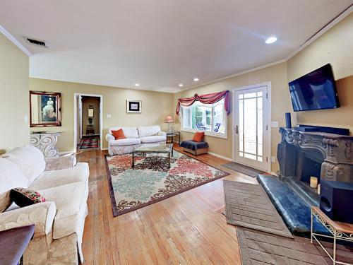 Charming Lake Balboa Home Home