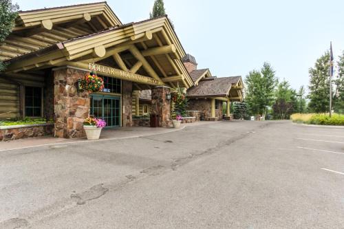 Single Level Ranch Condo In Elkhorn