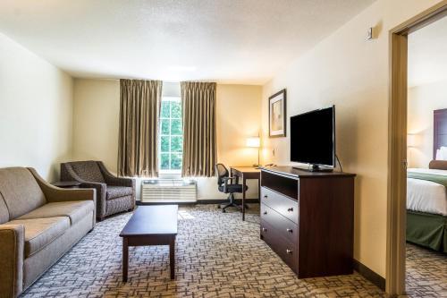 Cobblestone Hotel & Suites - Torrington