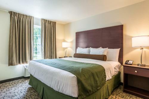 Cobblestone Hotel & Suites - Torrington