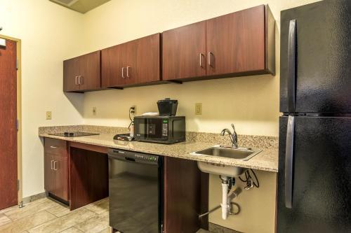 Cobblestone Hotel & Suites - Torrington