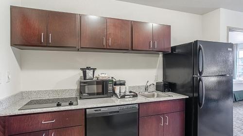 Cobblestone Hotel & Suites - Torrington