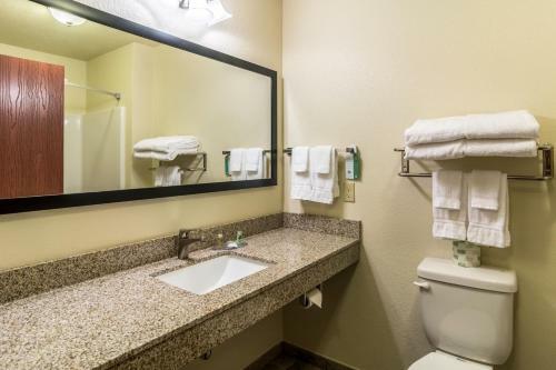 Cobblestone Hotel & Suites - Torrington
