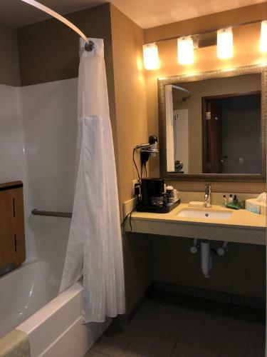 Hotel Countryview Inn & Suites