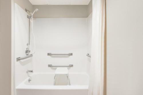 Hotel Super 8 By Wyndham Waverly