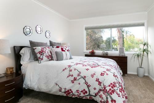 Lakes Edge Agoura Hills Home