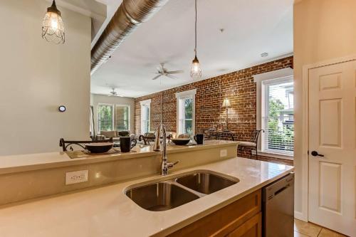 Jbh 115 W 2nd Apt #1