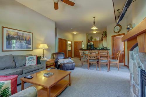 Eagle Springs East 101: Red-wing Suite