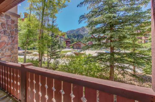 Eagle Springs East 101: Red-wing Suite