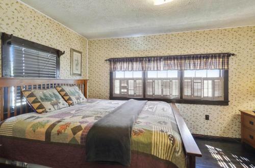 Villa Mystic Mountain W/ Log Cabin