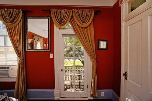 3 Bedroom Victorian Stunner On Forsyth Park