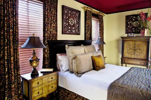Bed & Breakfast Cedar House Inn