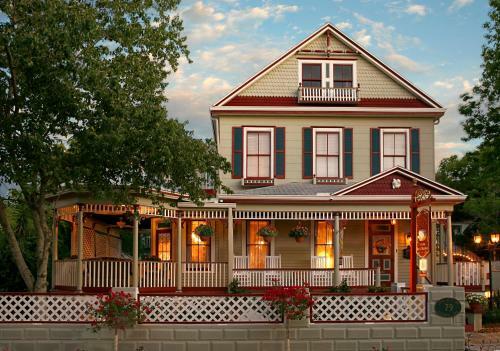Bed & Breakfast Cedar House Inn