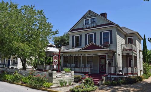 Bed & Breakfast Cedar House Inn