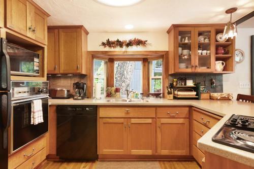 Mckenzie River Cabin