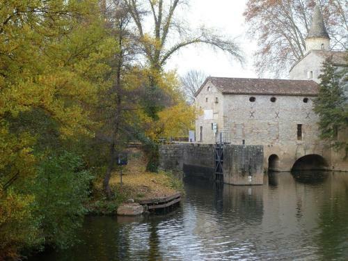 Spacious Holiday Home In Montcabrier With Garden