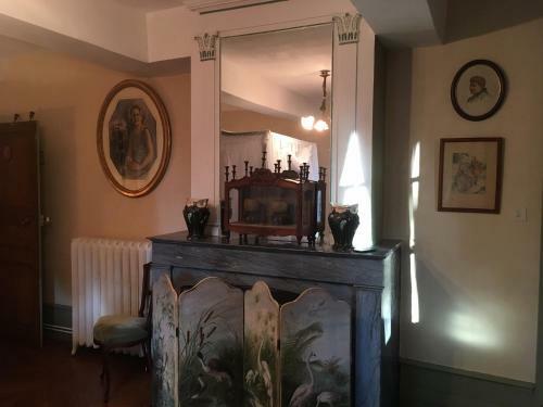 Hostal Chateau De Martigny