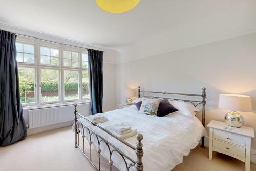 Bisham Villa Sleeps 14 Wifi