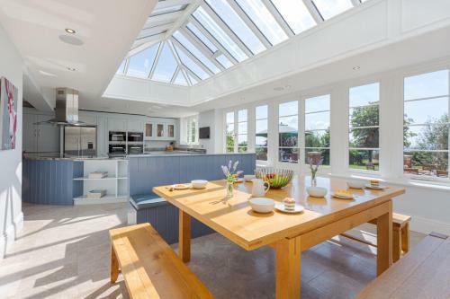 Bisham Villa Sleeps 14 Wifi