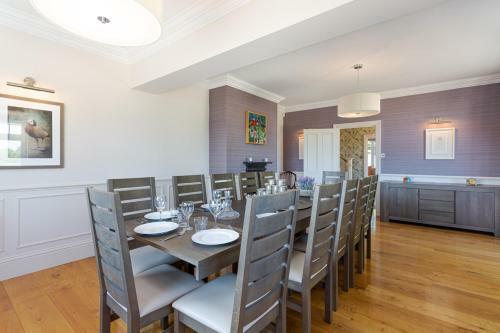 Bisham Villa Sleeps 14 Wifi