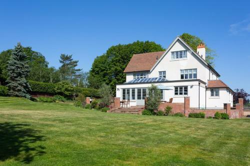 Bisham Villa Sleeps 14 Wifi