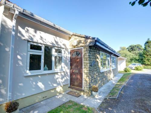 Peaceful Cottage In Begelly With Fireplace