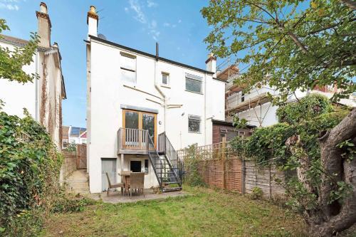 Sunny Regency Apartment - Sleeps 2 To 4 Guests - Shared Garden