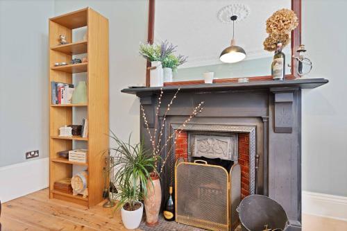 Sunny Regency Apartment - Sleeps 2 To 4 Guests - Shared Garden